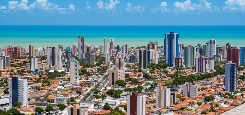 Vista Aérea da Cidade de João Pessoa. A capital tem paisagens naturais e grande crescimento imobiliário. Que pode ser visto no contraste entre o mar e os prédios. Fotografia de Cacio Murilo