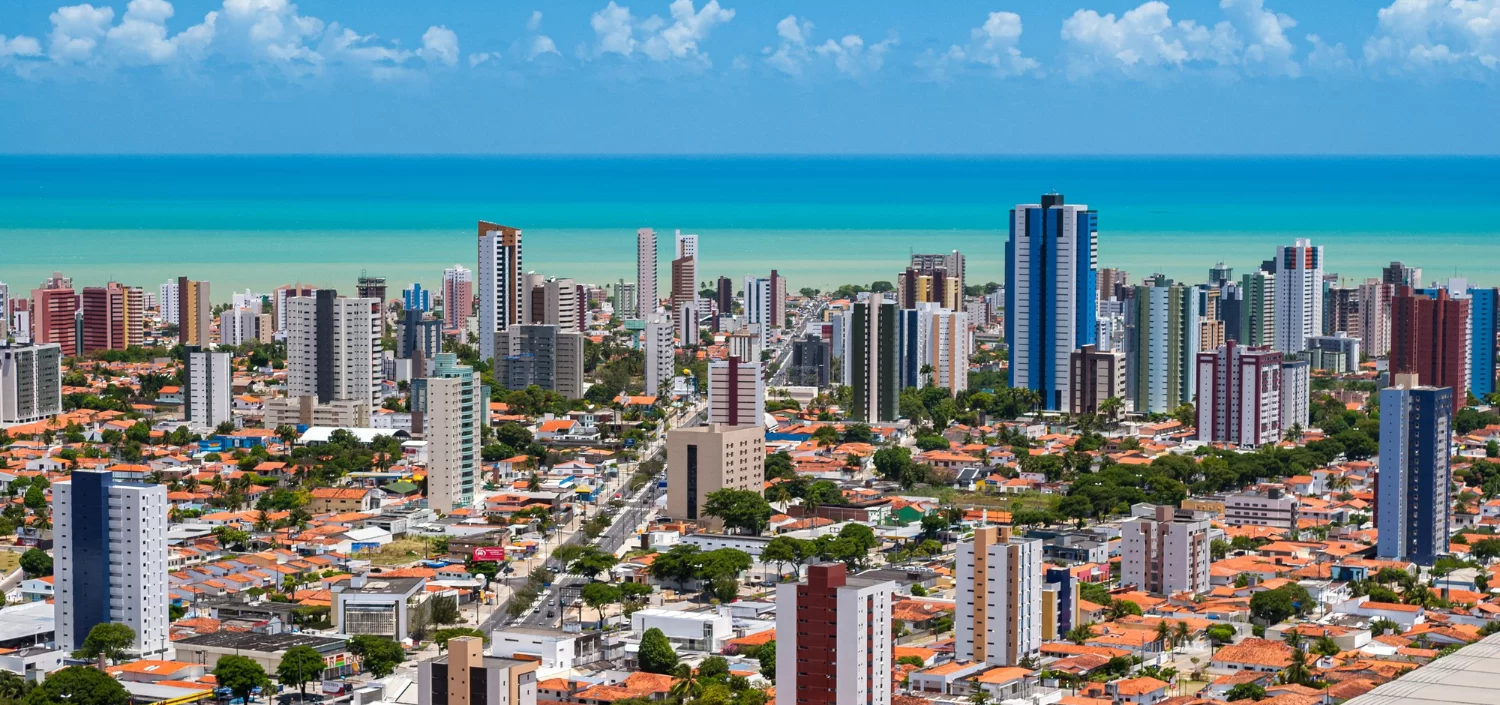 Vista Aérea da Cidade de João Pessoa. A capital tem paisagens naturais e grande crescimento imobiliário. Que pode ser visto no contraste entre o mar e os prédios. Fotografia de Cacio Murilo