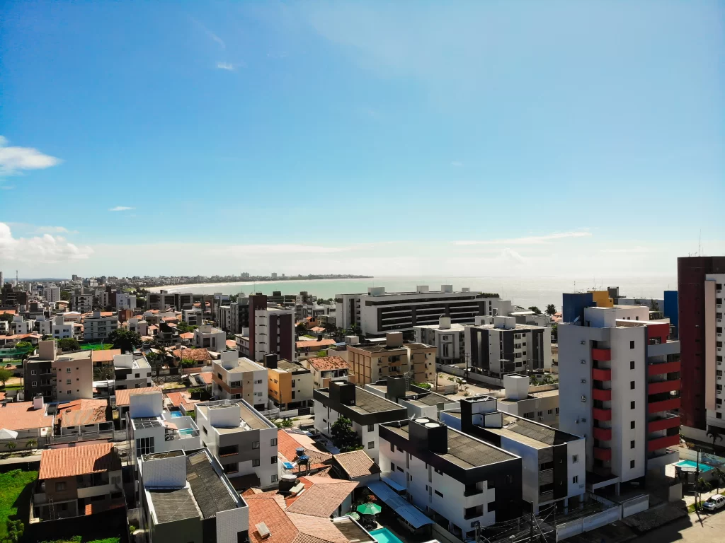 Fotografia de prédios no Bairro do Bessa. Ilustração do desenvolvimento imobiliário na região.