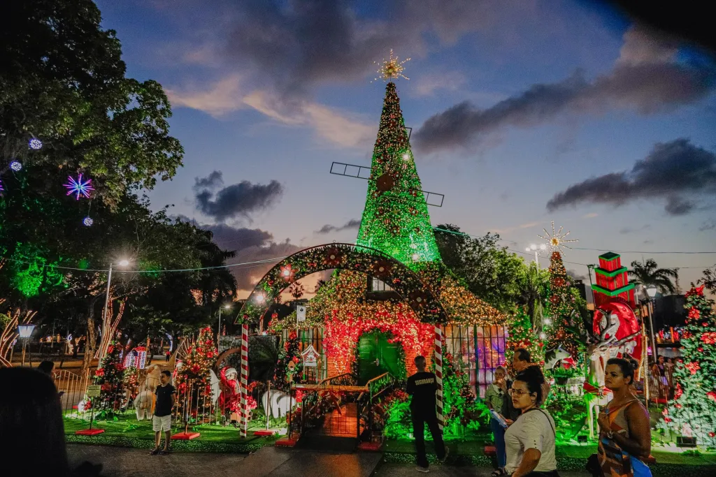 Foto da decoração Natalina instalada no pArque Solon de Lucena, em João Pessoa. Novembro de 2025.